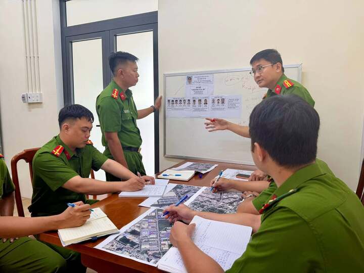Ban chuyên án họp bàn phương án đấu tranh, triệt phá. (Ảnh: Công an TP.HCM)