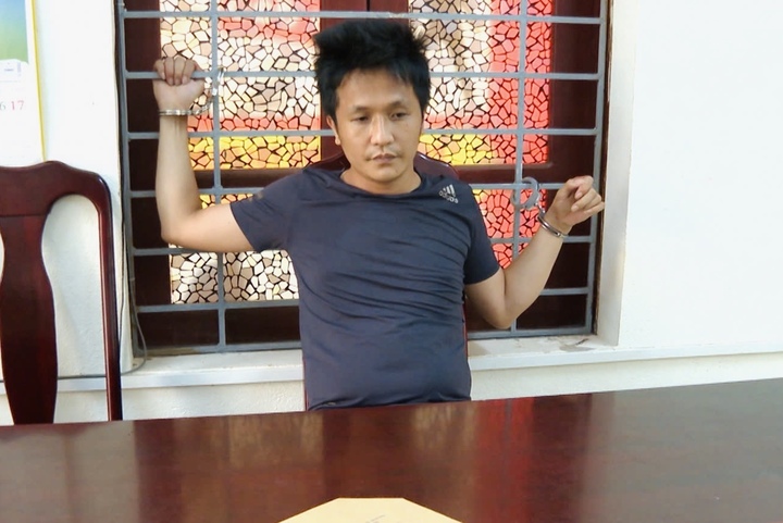 Lê Đình Triều bị khống chế đưa về trụ sở lấy lời khai phục vụ công tác điều tra. (Ảnh: Công an Thanh Hoá)