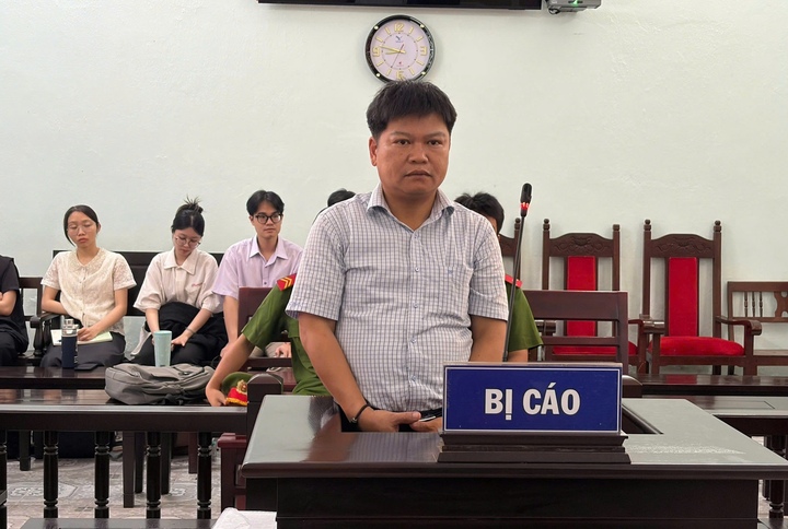 Hà Thúc Nhật (nguyên Kế toán trưởng CDC Huế) bị Tòa án nhân dân khu vực 1 TP Huế đưa ra xét xử vụ án "vi phạm quy định về đấu thầu gây hậu quả nghiêm trọng" liên quan đến việc mua sắm kit xét nghiệm COVID-19 của Công ty CP công nghệ Việt Á. (Ảnh: N.M)