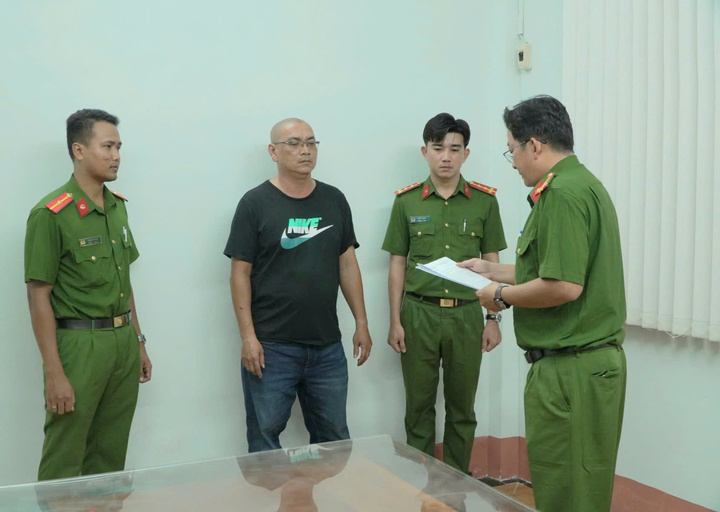 Chủ trại hòm Nhật Tâm nghe cơ quan điều tra đọc lệnh bắt tạm giam. (Ảnh: Đức Trung)