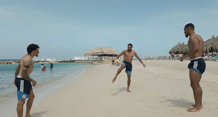 Các cầu thủ Curacao tập luyện trên bờ biển.