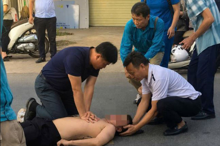 Bác sĩ Nguyễn Anh Tú- Phó Giám Đốc Bệnh viện ép tim cứu nạn nhân qua cơn nguy kịch