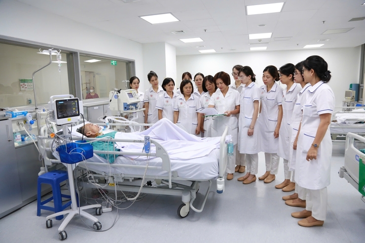 Tập thể điều dưỡng Viện A1 điểm bệnh.