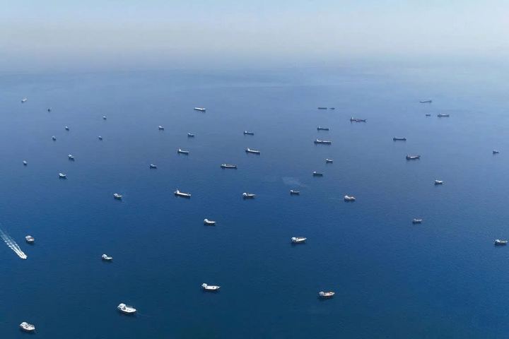 Tàu neo đậu tại eo biển Hormuz. (Ảnh: Reuters)
