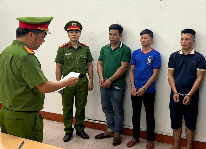 Cơ quan chức năng thực hiện lệnh giữ người trong trường hợp khẩn cấp. (Ảnh: C.A)