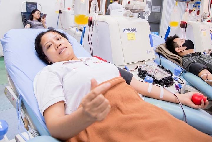 Chị Minh tham gia hiến tiểu cầu để đánh dấu kỷ niệm hơn 10 năm quay trở lại Hà Nội.