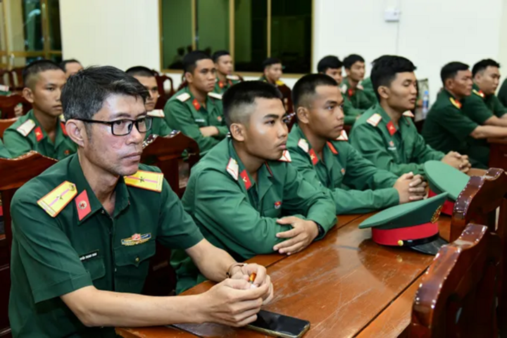 Cán bộ, chiến sĩ tham gia lực lượng tìm kiếm, quy tập hài cốt liệt sĩ. (Ảnh: Hữu Tân)
