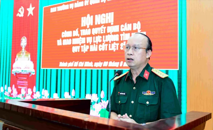 Đại tá Nguyễn Đình Chuẩn phát biểu giao nhiệm vụ. (Ảnh: Hữu Tân)
