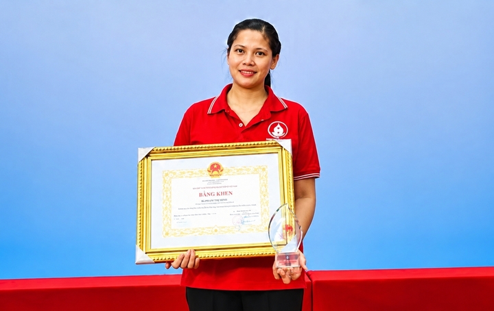 Chị Phạm Thị Minh vinh dự nhận bằng khen của tỉnh Thanh Hóa năm 2023 với những đóng góp tích cực trong phong trào hiến máu tình nguyện.