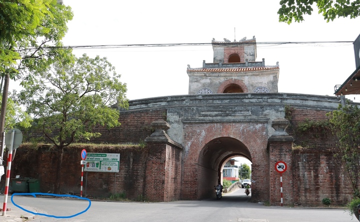 Hố bom nơi liệt sĩ được chôn tập thể nằm dưới lòng đường Tôn Thất Thiệp (khu vực khoanh tròn) giao với đường Thái Phiên và Cửa Chánh Tây, Kinh thành Huế.