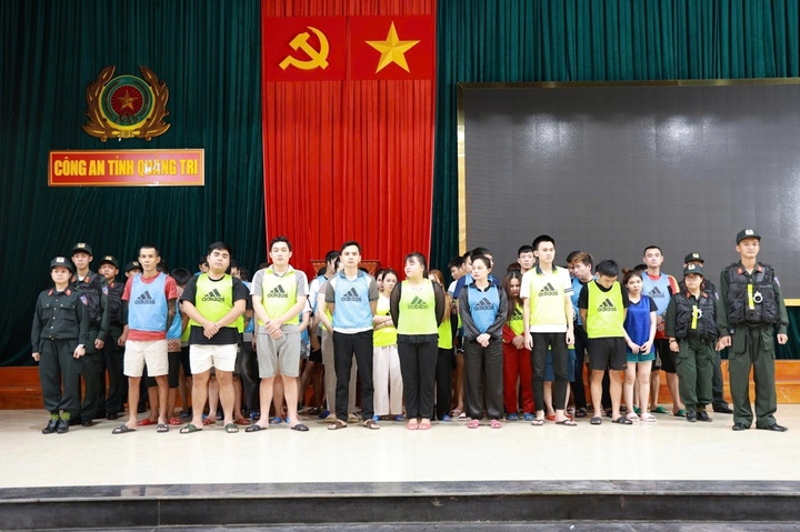 Toàn bộ 56 người Việt Nam cùng 140 thiết bị điện tử có liên quan đến đường dây tổ chức đánh bạc xuyên biên giới được lực lượng chức năng Lào bàn giao cho Công an tỉnh Quảng Trị để phục vụ công tác điều tra. (Ảnh: Công an tỉnh Quảng Trị)