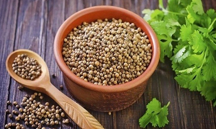 Không chỉ hỗ trợ sức khỏe, ngò rí còn được dân gian sử dụng để chăm sóc làn da (Ảnh minh họa)