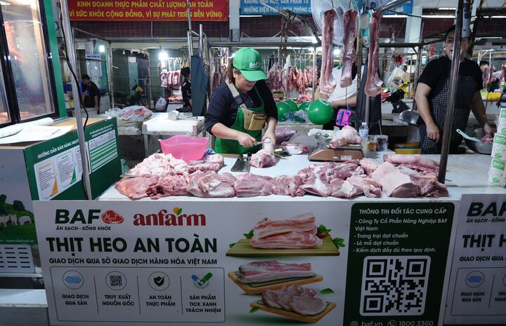 Mô hình "Tick xanh trách nhiệm" hướng tới đưa nguồn thịt heo có chất lượng tương đương hệ thống bán lẻ hiện đại đến gần hơn với người dân tại các chợ truyền thống.