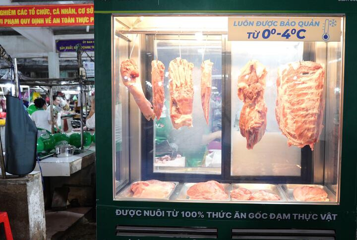 Toàn bộ thịt heo tại điểm bán được cung ứng trực tiếp từ doanh nghiệp, có dấu nhận diện và thông tin truy xuất nguồn gốc rõ ràng.