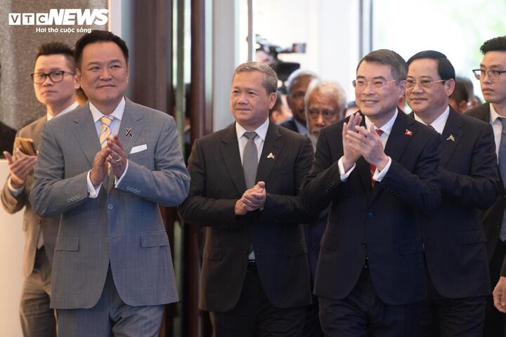 Sáng 9/6, tại thủ đô Hà Nội, Diễn đàn Tương lai ASEAN 2026 (ASEAN Future Forum - AFF) đã chính thức khai mạc. Thủ tướng Chính phủ Lê Minh Hưng, Thủ tướng Lào Sonexay Siphandone, Thủ tướng Campuchia Hun Manet, Thủ tướng Timor-Leste Kay Rala Xanana Gusmão, Thủ tướng Thái Lan Anutin Charnvirakul cùng Tổng thư ký ASEAN và đông đảo lãnh đạo cấp cao Việt Nam, các nước ASEAN tham dự lễ khai mạc.