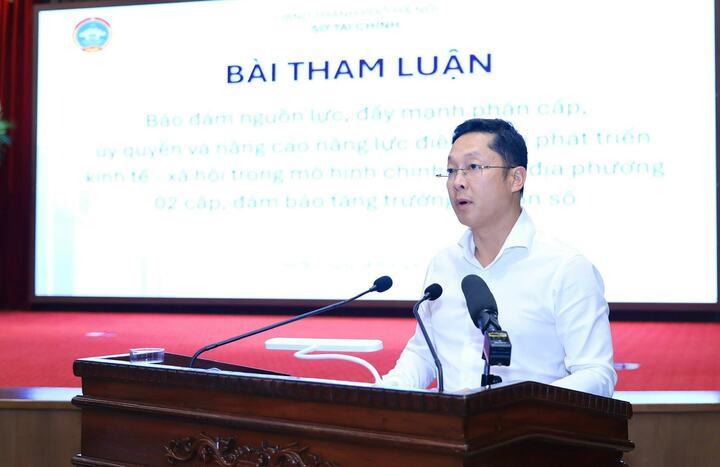 Giám đốc Sở Tài chính Nguyễn Ngọc Tú trình bày tham luận tại hội nghị. (Ảnh: Quang Thái)