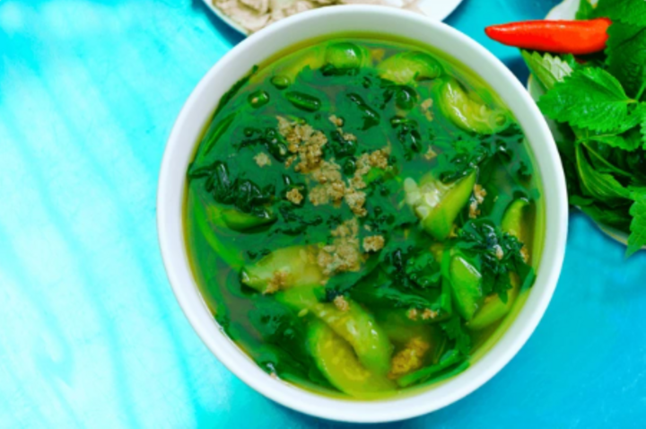 Canh rau mồng tơi là món ăn quen thuộc trong bữa cơm mùa hè (Ảnh: Shutterstock)