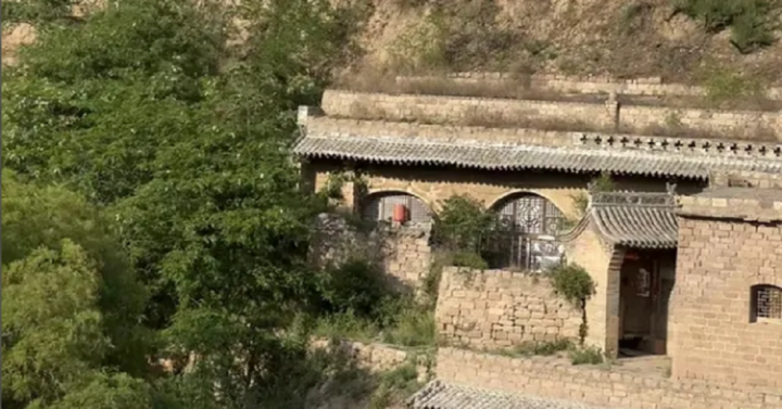 Những ngôi nhà ăn sâu vào vách núi để tránh nóng.