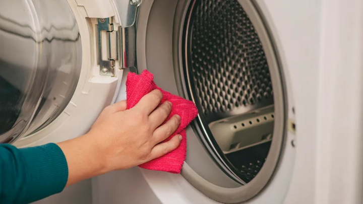 Lồng máy giặt lâu ngày không vệ sinh sẽ có mùi ẩm mốc. (Ảnh: HouseCleaning)