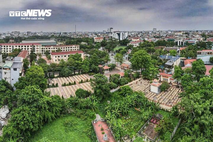 Là người sinh sống nhiều năm tại khu vực này, anh Vũ Tiến Thành cho biết không quá bất ngờ khi xuất hiện thông tin phát hiện các trường hợp nghi liên quan thai nhi dưới lòng đất. Theo anh Thành, khu vực tìm kiếm nằm gần nhiều nghĩa trang, trong đó có Nghĩa trang Liệt sĩ tỉnh Ninh Bình và khu vực nghĩa trang của Bệnh viện Quân y 5. Phía sau còn có những khu đất trước đây từng được người dân sử dụng để mai táng tổ tiên.