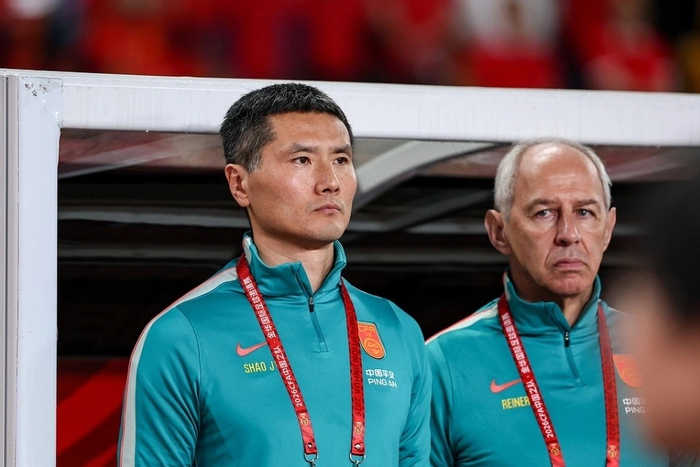 HLV Shao Jiayi dành nhiều lời khen cho màn trình diễn của các học trò sau trận hoà 0-0 Thái Lan. (Ảnh: Sina)