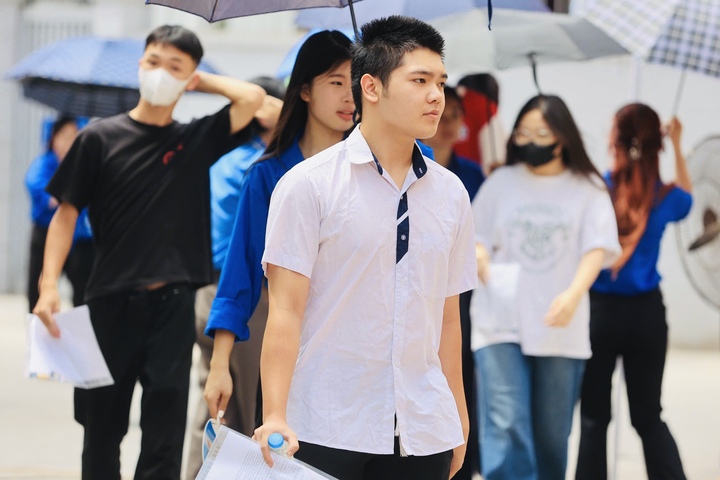 Những gương mặt hồi hộp xen lẫn quyết tâm của sĩ tử trước kỳ thi quan trọng sau 12 năm học.