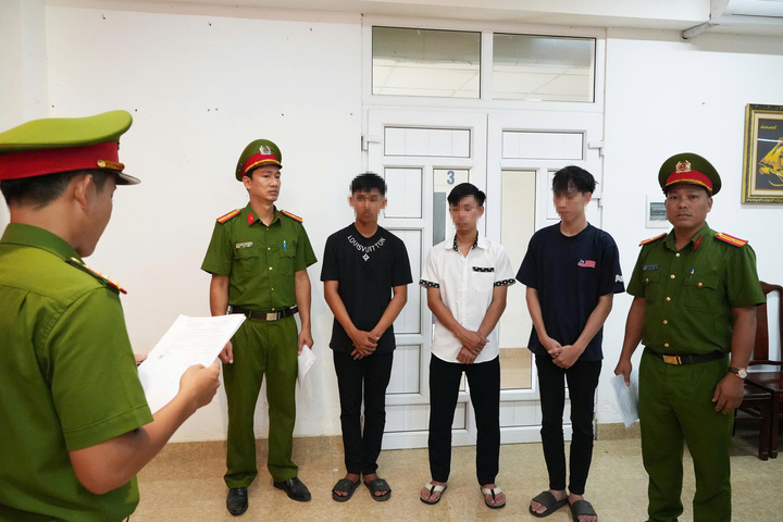 Cán bộ Cơ quan Cảnh sát điều tra Công an TP Huế đang thi hành quyết định khởi tố với nhóm thiếu niên. (Ảnh: Hồng Nhung)