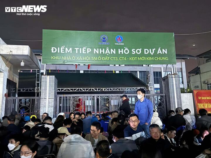 Hàng trăm người dân xuyên đêm xếp hàng chờ làm thủ tục mua nhà ở xã hội dự CT3 Kim Chung vào tháng 11/2025.