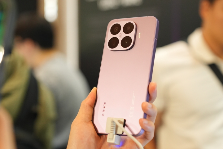 Hệ thống ống kính thu phóng quang học 5x trên Xiaomi 17T Series.