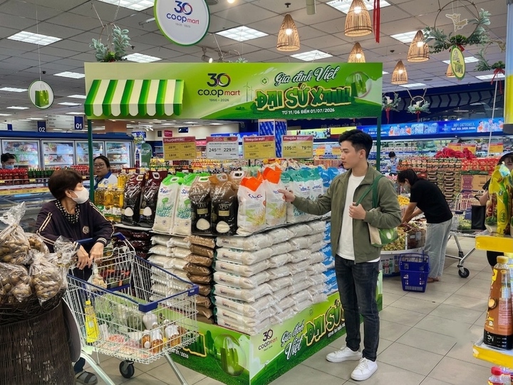 Người tiêu dùng lựa chọn sản phẩm thiết yếu trong chương trình khuyến mãi xanh được triển khai trên toàn hệ thống Saigon Co.op.