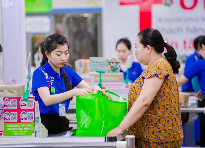Khách hàng sử dụng túi môi trường khi mua sắm, hưởng thêm nhiều quyền lợi trong chương trình “Gia đình Việt – Đại sứ xanh”.