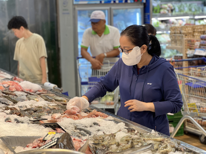 Thủy hải sản tươi sống được kiểm soát chất lượng chặt chẽ trước khi đến tay khách hàng.