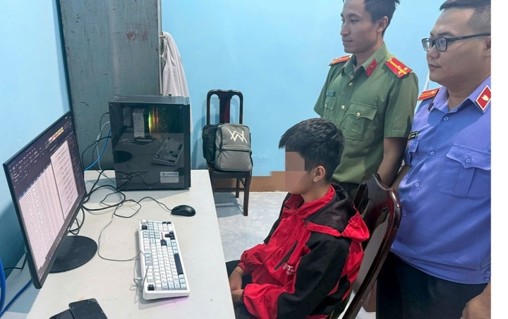 Công an Lâm Đồng giám sát N.H.A mở các tệp dữ liệu bị cáo buộc chiếm đoạt. Ảnh: N.X