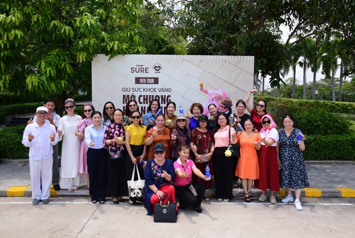 Đoàn Gen 1976 đến tham quan Nhà máy Sữa Việt Nam. (Ảnh: Vi Nam)