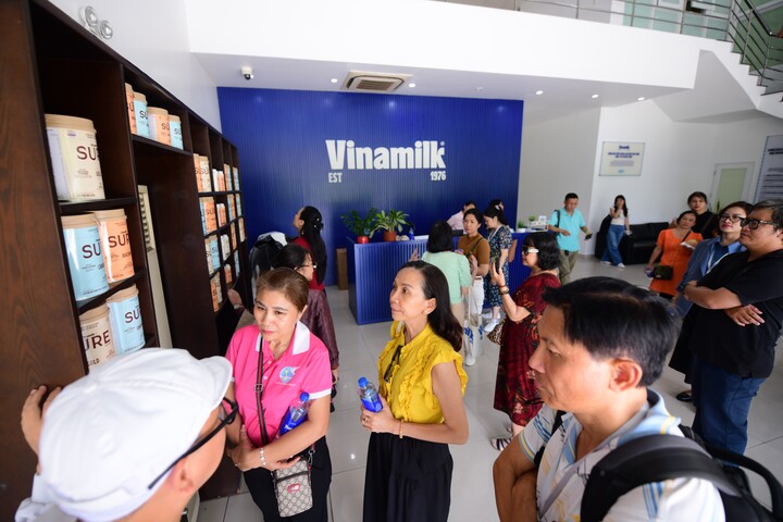 Mọi người bước vào chuyến tham quan với ấn tượng nhà máy rộng lớn và hiện đại.