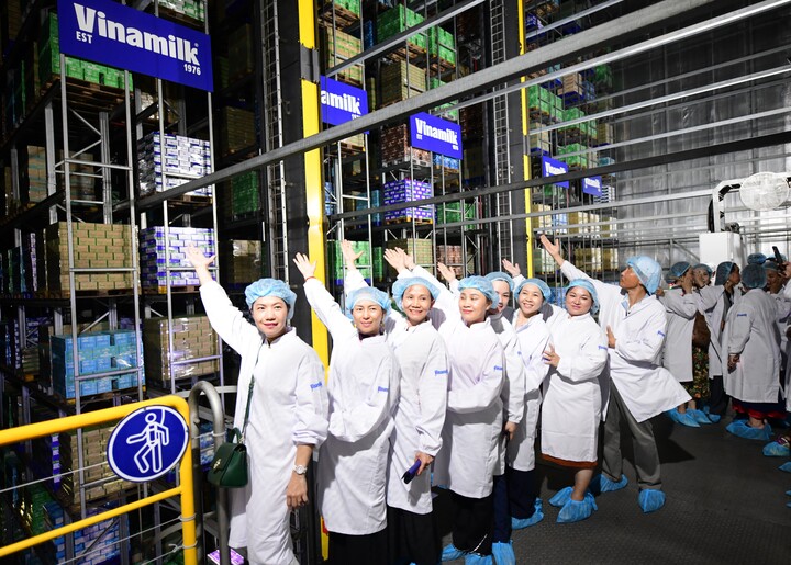 Vinamilk tiên phong xây dựng hệ thống kho thông minh lớn nhất tại Việt Nam với diện tích 6.000 m2, gồm 17 tầng giá đỡ, với sức chứa gần 30.000 lô hàng, được quản lý tự động nhập – xuất sản phẩm. (Ảnh: Vi Nam)