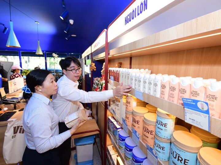 Với 3 dòng sản phẩm Sure Prevent Gold – giúp bồi bổ sức khỏe, Sure Diacerna – dinh dưỡng phù hợp cho người tiểu đường và Sure CanxiPro – hỗ trợ cơ xương khớp, Vinamilk Sure đồng hành chăm sóc dinh dưỡng cho người từ 50 tuổi, giúp duy trì sức khỏe vững vàng và phong độ để tận hưởng cuộc sống năng động mỗi ngày. (Ảnh: Vi Nam)