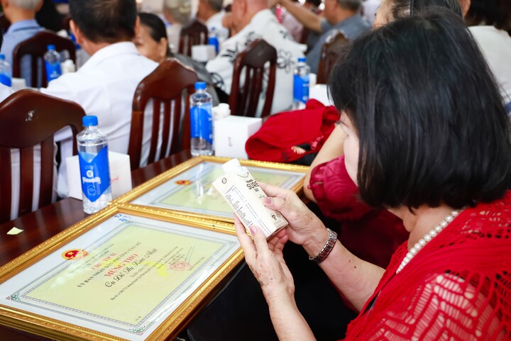 Vinamilk Sure hỗ trợ sản phẩm trong Lễ chúc thọ người cao tuổi, phường Tân Mỹ, TP.HCM. (Ảnh: Vi Nam)