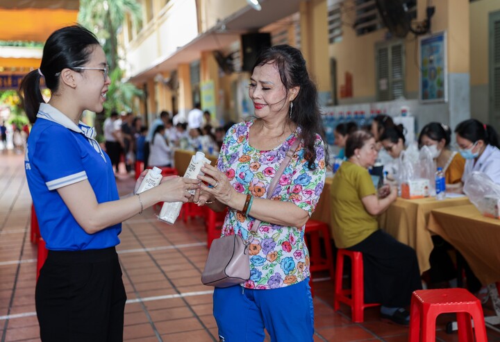 Các sản phẩm Vinamilk Sure luôn đồng hành trong các hoạt động chăm sóc sức khỏe cộng đồng. (Ảnh: Vi Nam)