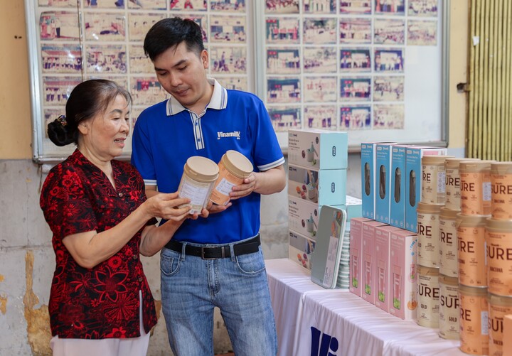 Hỗ trợ sản phẩm và tư vấn dinh dưỡng trong chương trình Ngày hội “chăm sóc sức khỏe người cao tuổi” tại phường Xuân Hòa, TP.HCM. (Ảnh: Vi Nam)