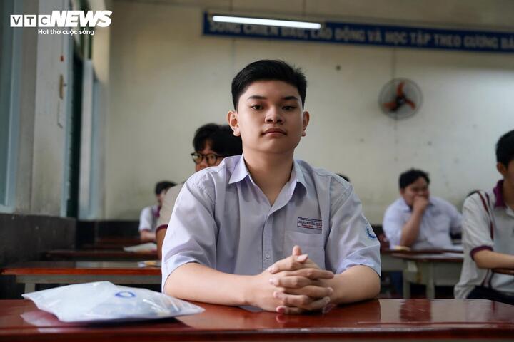 Thí sinh tại điểm thi trường THPT Trương Vương làm thủ tục dự thi. (Ảnh: Lương Ý)