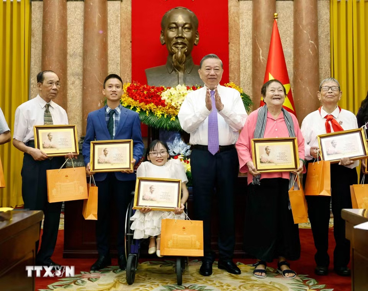 Tổng Bí thư, Chủ tịch nước Tô Lâm tặng quà cho các đại biểu. (Ảnh: TTXVN)