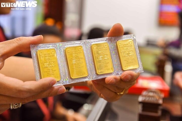 Giá vàng trong nước giảm mạnh theo đà lao dốc của giá vàng thế giới. (Ảnh: Công Hiếu)