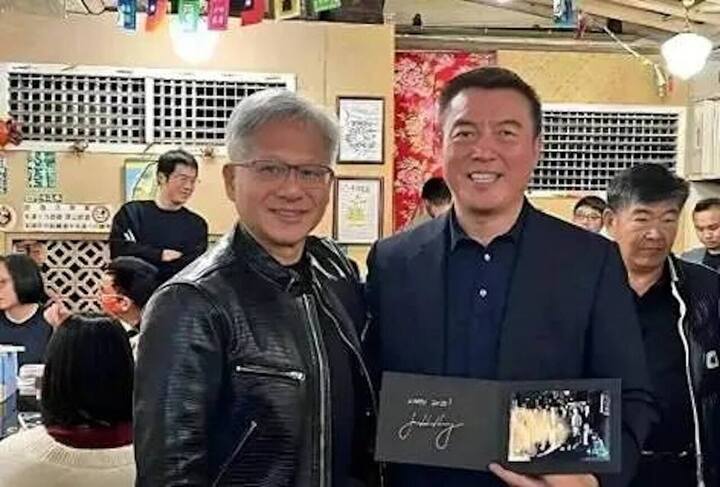 Ảnh chụp Chen Tao và Jensen Huang tại "Tiệc nghìn tỷ nhân dân tệ".