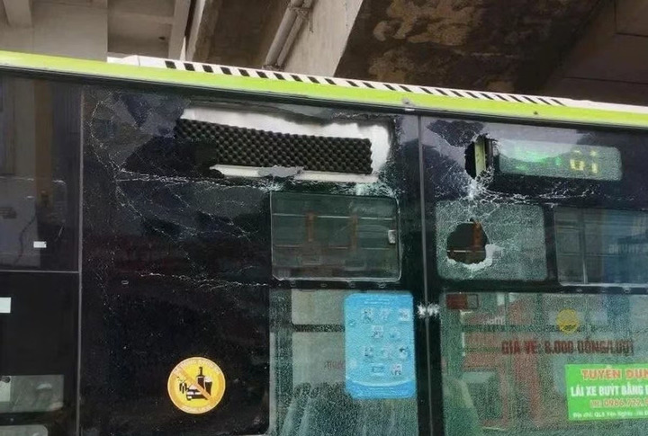 Mảng vữa từ nhà ga metro Cát Linh - Hà Đông rơi trúng xe buýt - 2