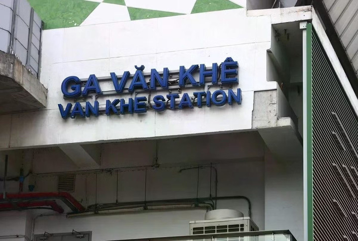 Mảng vữa từ nhà ga metro Cát Linh - Hà Đông rơi trúng xe buýt - 1