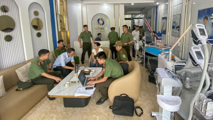 Lực lượng chức năng khám xét tại cơ sở Đông Á Beauty Center (phường Vĩnh Phúc, tỉnh Phú Thọ).