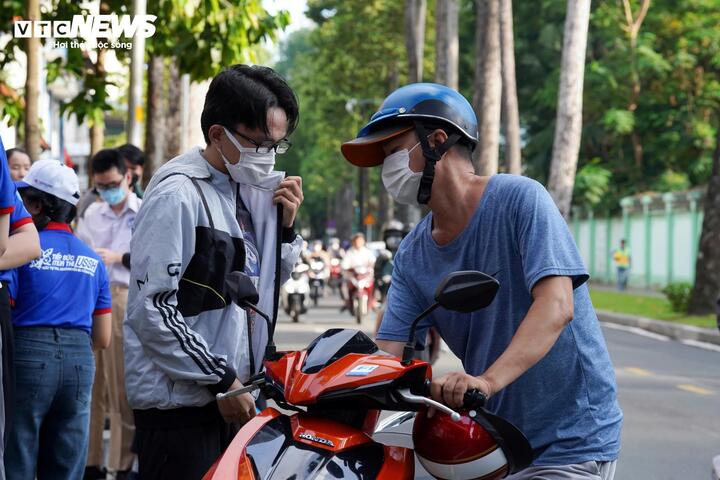 Phụ huynh, thí sinh có mặt từ sáng sớm. (Ảnh: Lương Ý)
