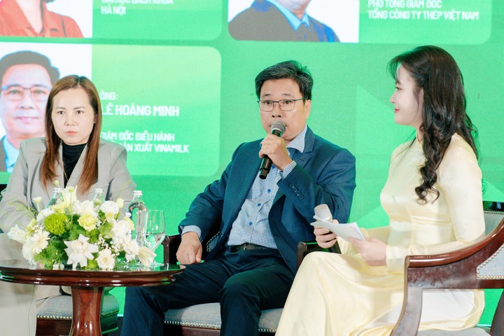 Ông Lê Hoàng Minh - Giám đốc điều hành Sản xuất kiêm Trưởng dự án Net Zero của Vinamilk - chia sẻ tại Diễn đàn quốc gia về Môi trường và Khí hậu 2026. (Ảnh: VN)