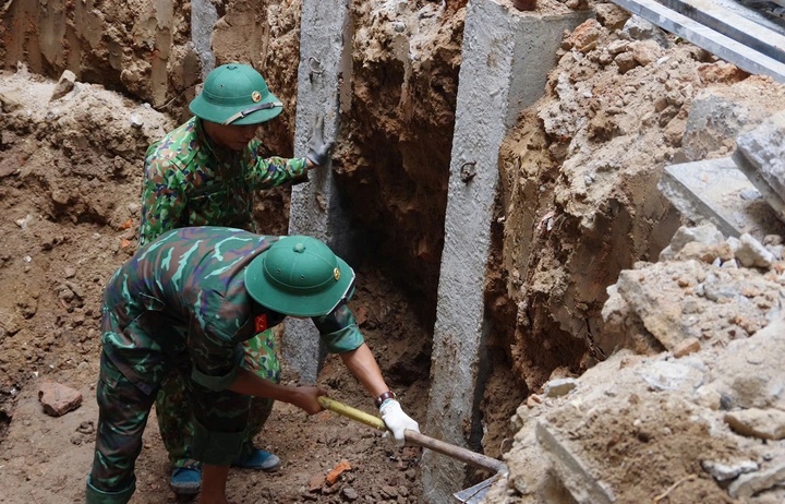 Các chiến sĩ Đội quy tập 584 tìm kiếm hài cốt liệt sĩ tại khu vực thi công Bệnh viện đa khoa khu vực Thạch Hãn. (Ảnh: Đội quy tập 584)